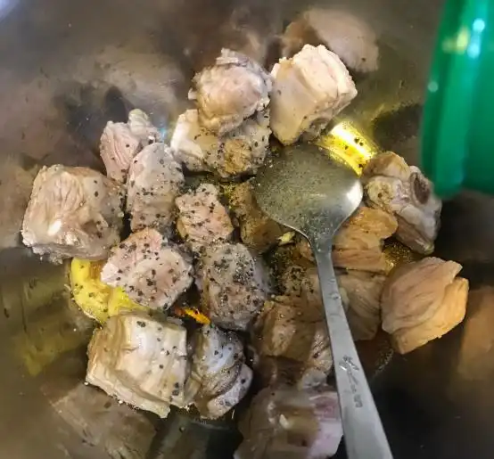 南瓜做成精致的餐具,搭配鲜美的食物,营养丰富还好吃