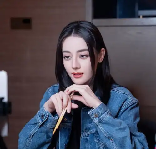 迪丽热巴果然怎么穿都好看无论是富贵风还是日常搭配,都有气质