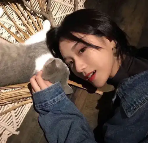 撒娇最另类的三大星座女,狮子座强势撒娇,第一名很会恶作剧