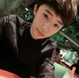 有没有和这个头像差不多的女生头像,姿势一样就行