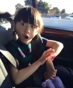 叶一茜晒与女儿闺房照森蝶嘟嘴卖萌做鬼脸
