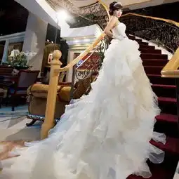 穿上婚纱成为一个只为家庭着想的新娘