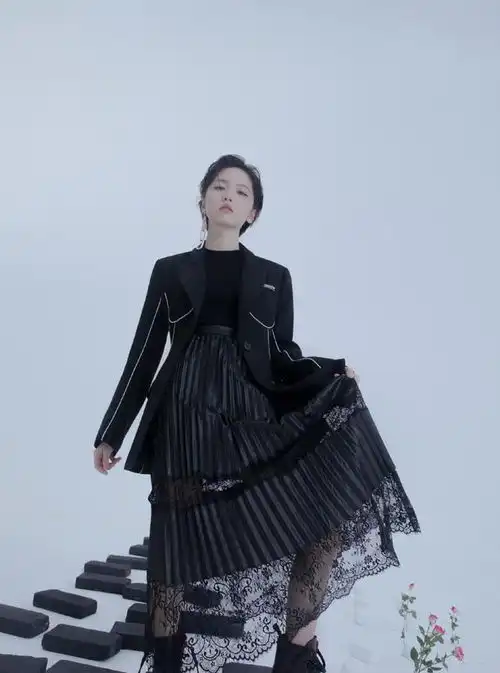 拥有精致五官,短发搭配首饰很独特,这才是搭配的关键