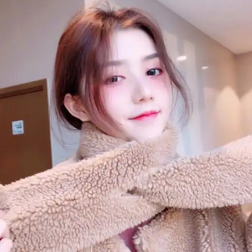对你芳心暗许的女生,才会有这3个表现,傻小子快主动出击
