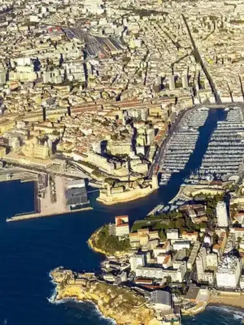 法国马赛,是人口仅次于巴黎和里昂的法国第三大城市和最大海港,年货运量1亿吨,为法国对外贸易最大门户风景城市风景