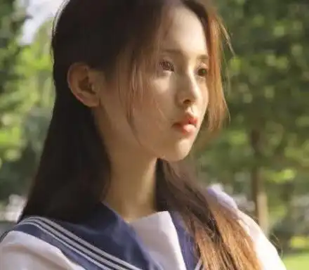 杨超越穿大裤衩子不惧晒黑,村花宝座稳了,网友黑腿也美
