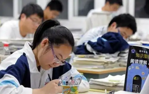 高考生体检翻车走红,众多学生吓出表情包,医生我也不想