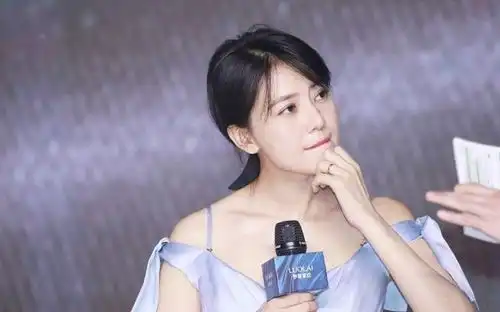 高圆圆的气质一般人比不上,穿晃荡领依旧优雅,一点也不低俗