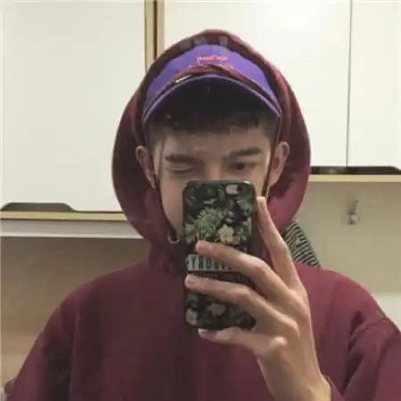男生拿手机自拍头像爱自拍的男人