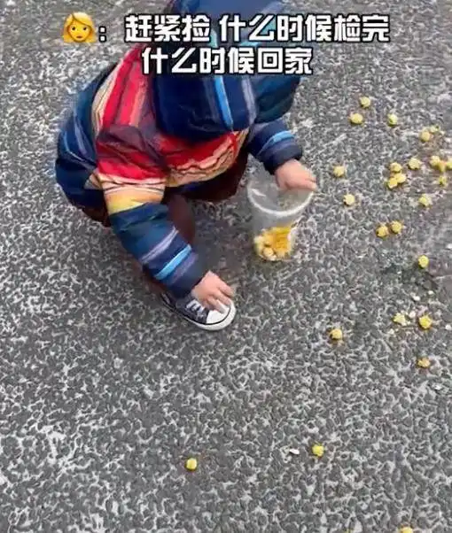 江苏一孩子公园扔爆米花,妈妈一顿教育引争议,网友没有毛病