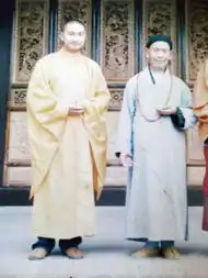 云南千年古寺方丈还俗完婚娶26岁女老板