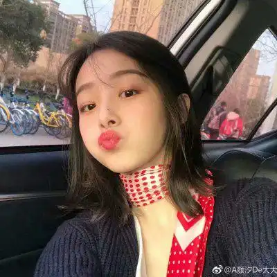 可爱搞怪的女生头像有一部分是剪刀手的