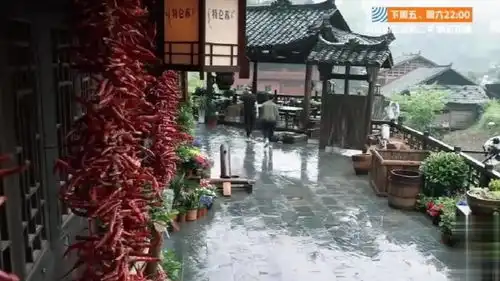 张子枫和彭昱畅为小鸭子搬家,张子枫两手握小鸭,表情超逗比