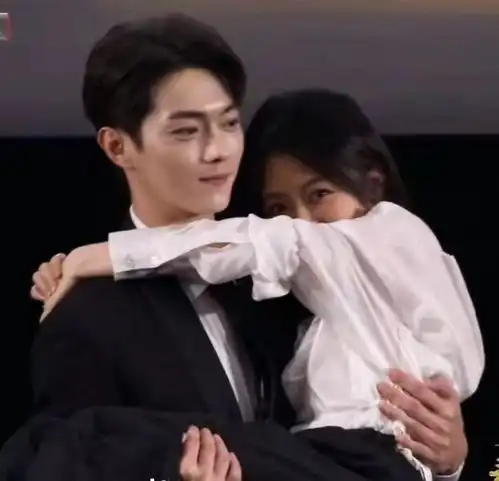 许凯那天我背着她奔跑不停地旋转,路人都在拍照,好紧张