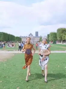 中国奶奶穿旗袍游巴黎,意外走红外网老了,也要优雅成一道风景线
