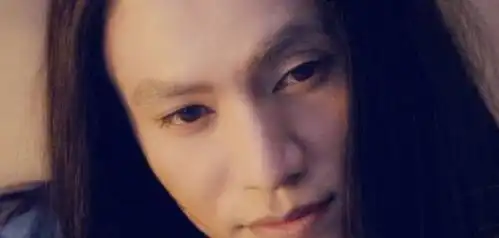 同样是邪魅一笑差距怎么这么大,他的笑不仅油腻还辣眼