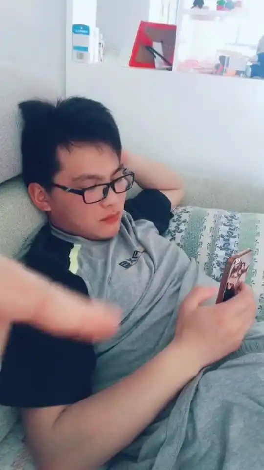 这配音这表情太搞笑了
