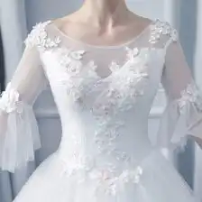 蓬蓬齐地婚纱