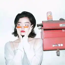 长得丑就是高级脸宽眼距塌鼻梁也能成模特,这位18岁的女孩挑战了传统审美