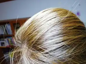 这个头发属于什么色一个在灯光下,当时染的是浅亚麻闷青色,你们觉得是什么颜色,带点黄