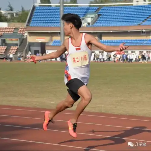 比飞人博尔特还拽长腿学霸一步三回头,破百米纪录全场观众嗨翻