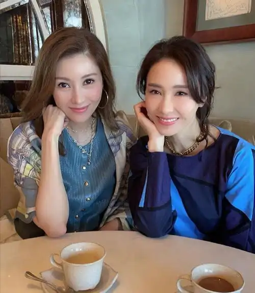 50岁黎姿穿紧身衣练瑜伽,婀娜曲线似18岁少女,蜜桃臀太抢镜