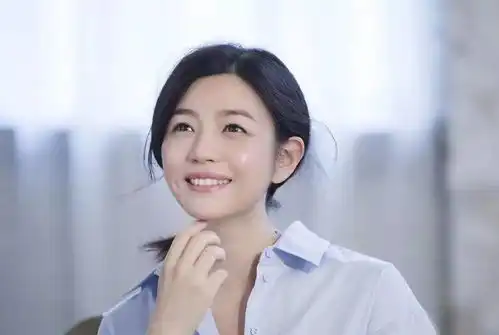 陈妍希变表情包爆料蒋欣旅行箱喜欢裸色唇膏的她觉得保湿是人生第1要义