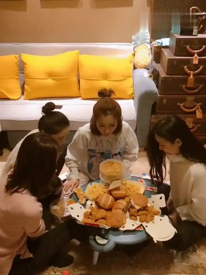 吃货美女们面对美食,应该谁先吃,还是要用这个最高科技的办法