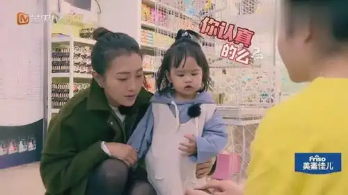 包饺子跟狗狗对骂,小表情好逗
