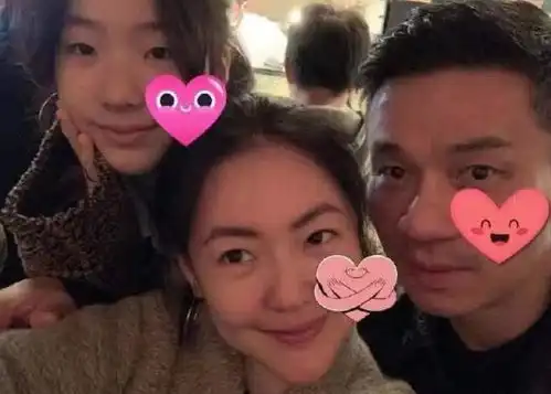 小s晒照为女儿庆生,却被嘲蛇精脸,下巴尖如锥子,老公面色不佳
