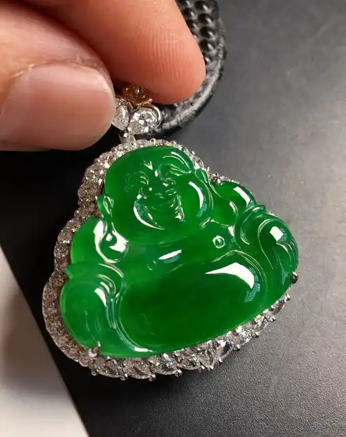 缅甸翡翠玉石,在洗漱或睡觉前翡翠玉石饰品最好摘下来,原因是