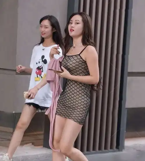 连衣裙在精不在多,让造型显得低调耐看,时尚优雅