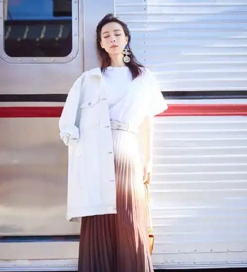 逛街穿张静初这身好看,白色短袖搭渐变色百褶裙,39岁似少女