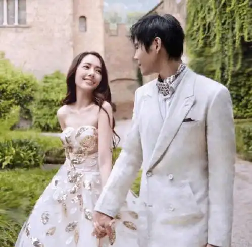 向佐郭碧婷双双复工前者晒健身照,后者穿芭比粉营业颜值获赞