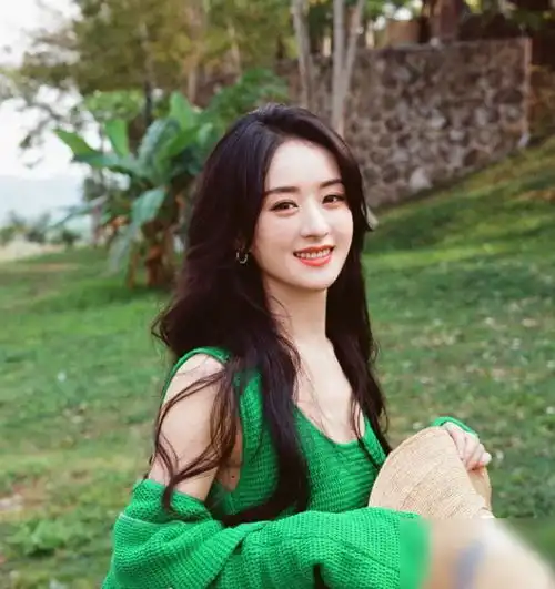 面对争议陈妍希的回应情商高,赵丽颖懒得恰到好处,绿衣诠释当下