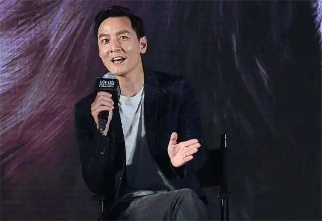 45岁吴彦祖近照曝光,发际线高了很多,男神秒变苏大强