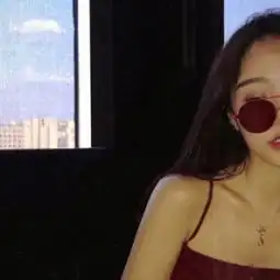 女生头像锁骨露肩吊带