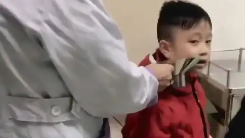给耳朵洗澡的过程,我看着萌娃的表情都难受,一般人还真没这个勇气