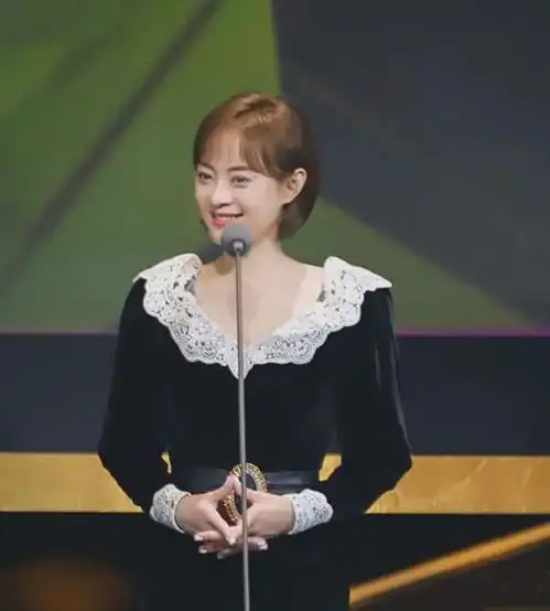 孙俪哪有奔四的样儿穿丝绒裙高级又减龄,38岁穿出18岁少女感