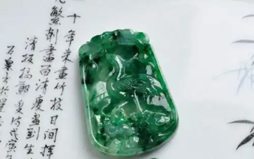 两男的为了抢一块翡翠原石打得头破血流,你觉得值得吗