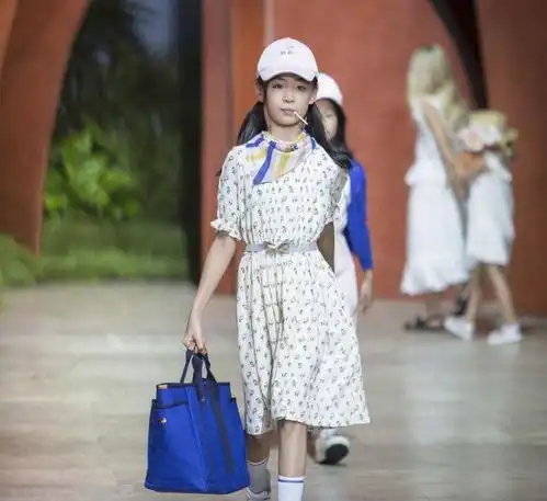 佟大为女儿巴黎走秀照,大女儿气质如仙女,好似翻版的王祖贤