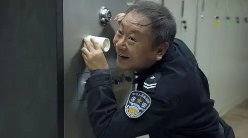 有一种表情包叫范伟演保安,表情丰富动作多,穿上制服依然像土豪