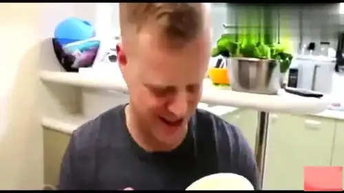老外在中国老外第一次吃中国美食海肠,表情亮了