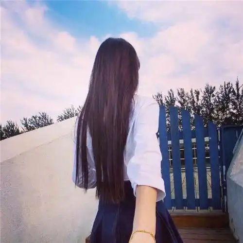 微儿搞笑丨看靓妹胸前下有下划线,就忍不住点了下