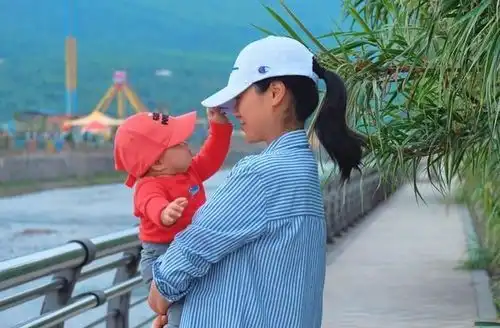 看到1月未见妈妈,萌娃激动成表情包激动的心,颤抖的手