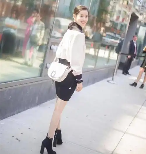章泽天跟女儿穿亲子装,配百褶裙气质知性,这脸不修图都很漂亮