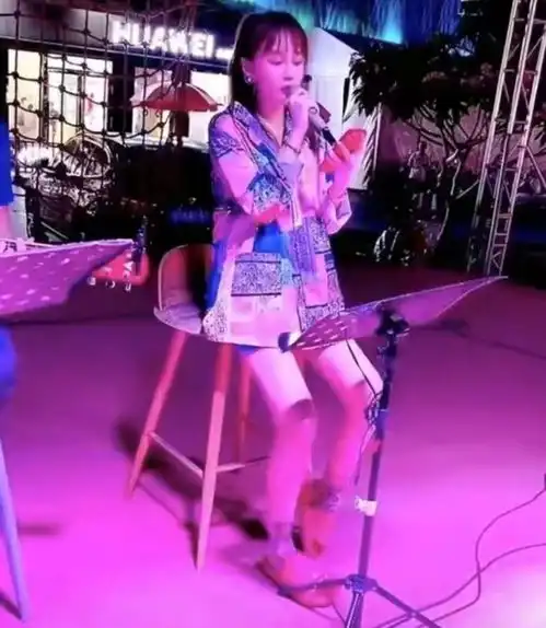赵本山24岁女儿街头献唱阵仗大,舞台伴奏粉丝齐备,不做网红了