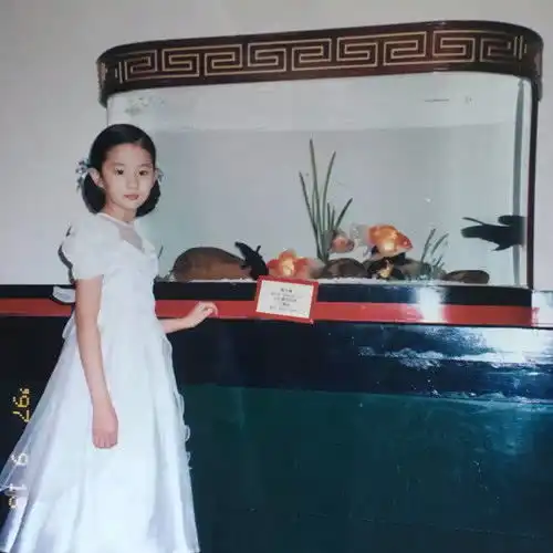 刘亦菲出席活动赚足眼球网友喝水都这么漂亮也是没谁了