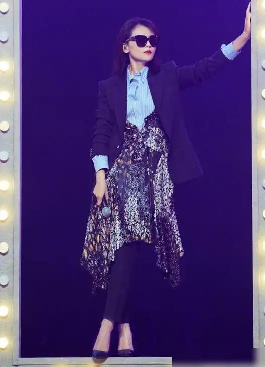刘涛演绎混搭风,碎花裙搭西装,御姐范十足