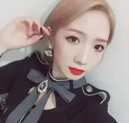 尴尬孟美岐台上讲话被喊下台,自演自导还是黑粉搅局